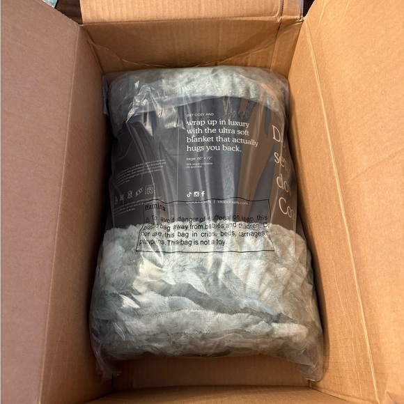 Lola Green Plush Blanket - Picture 3 of 3